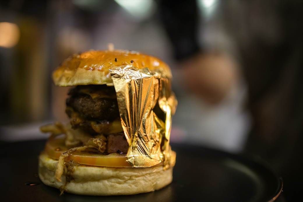 zlatni burger brza hrana restoran nudi burger od zlata fotografije