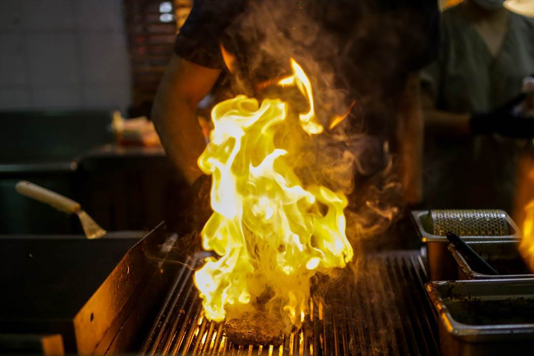 zlatni burger brza hrana restoran nudi burger od zlata fotografije
