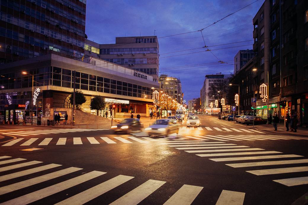 dijagonalni pešački prelaz dom omladine pešaci raskrsnica saobraćaj