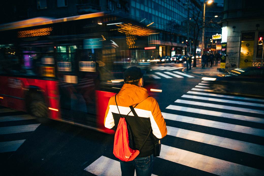 dijagonalni pešački prelaz dom omladine pešaci raskrsnica saobraćaj