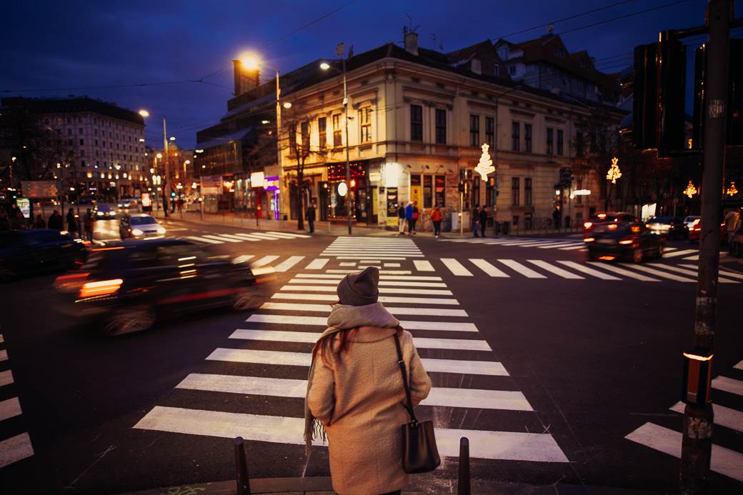 dijagonalni pešački prelaz dom omladine pešaci raskrsnica saobraćaj