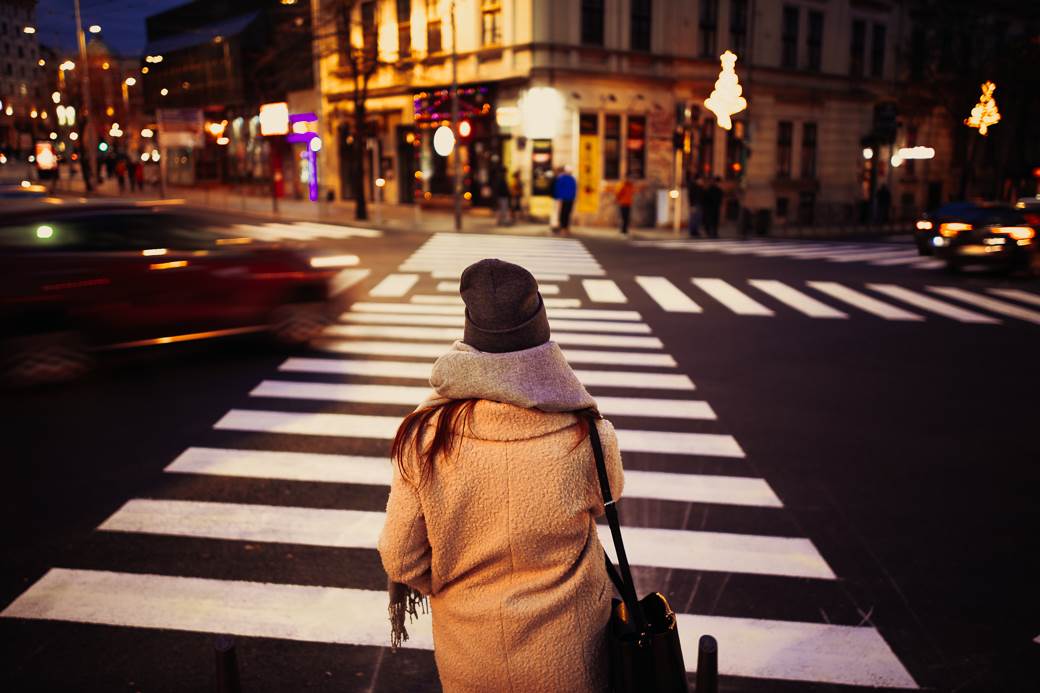 dijagonalni pešački prelaz dom omladine pešaci raskrsnica saobraćaj