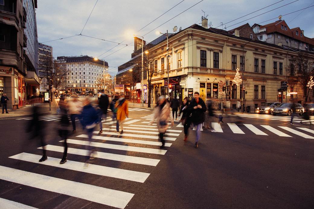 dijagonalni pešački prelaz dom omladine pešaci raskrsnica saobraćaj