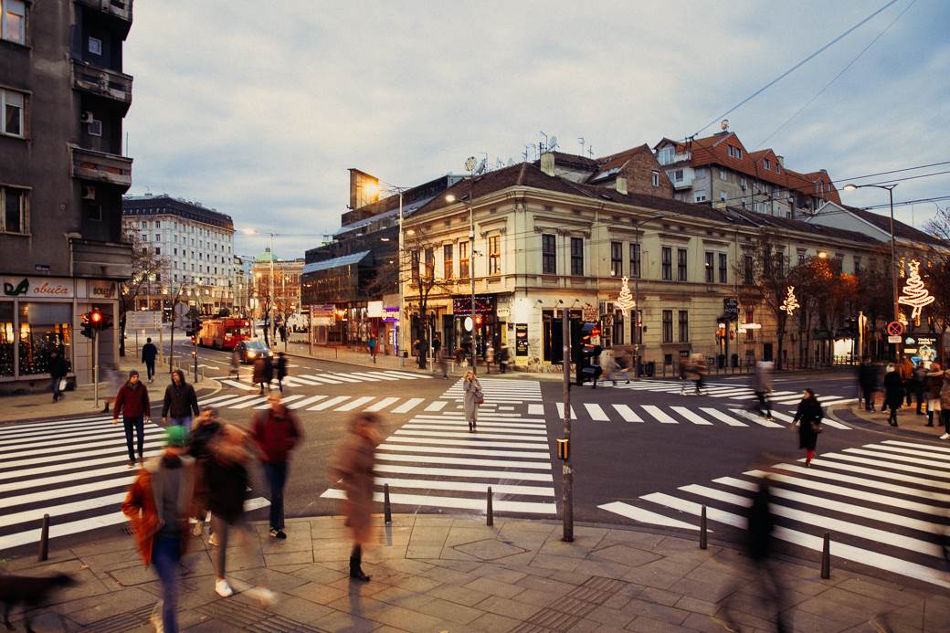dijagonalni pešački prelaz dom omladine pešaci raskrsnica saobraćaj