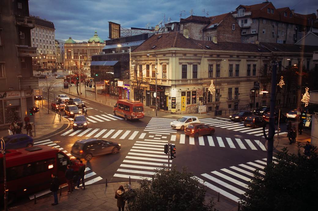 dijagonalni pešački prelaz dom omladine pešaci raskrsnica saobraćaj