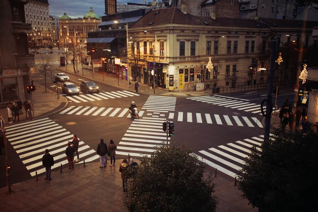 dijagonalni pešački prelaz dom omladine pešaci raskrsnica saobraćaj