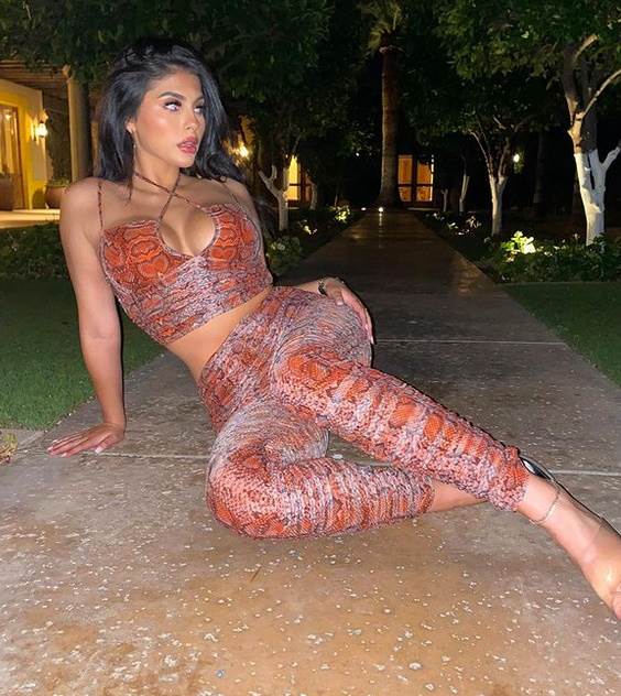 amanda trivizias gola lepotica u kupacem kostimu i tangama foto