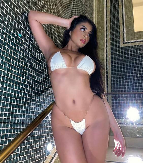 amanda trivizias gola lepotica u kupacem kostimu i tangama foto