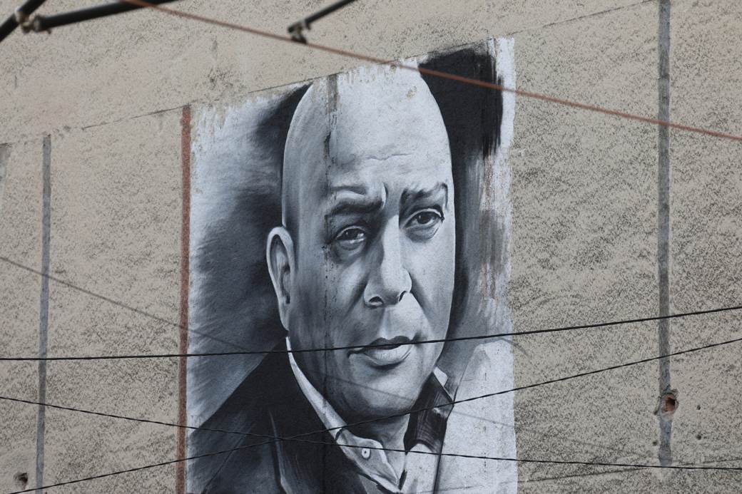 Džeja i dalje piće čeka na stolu kum o pevaču