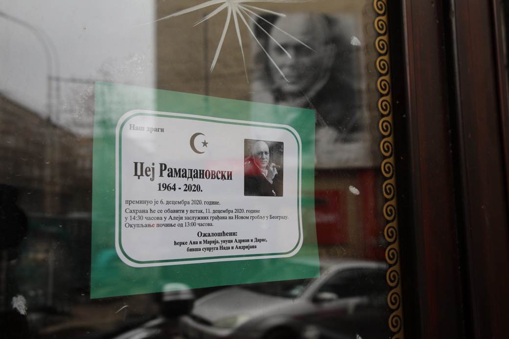 Džeja i dalje piće čeka na stolu kum o pevaču