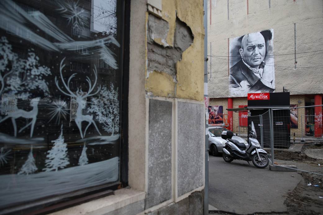 Džeja i dalje piće čeka na stolu kum o pevaču