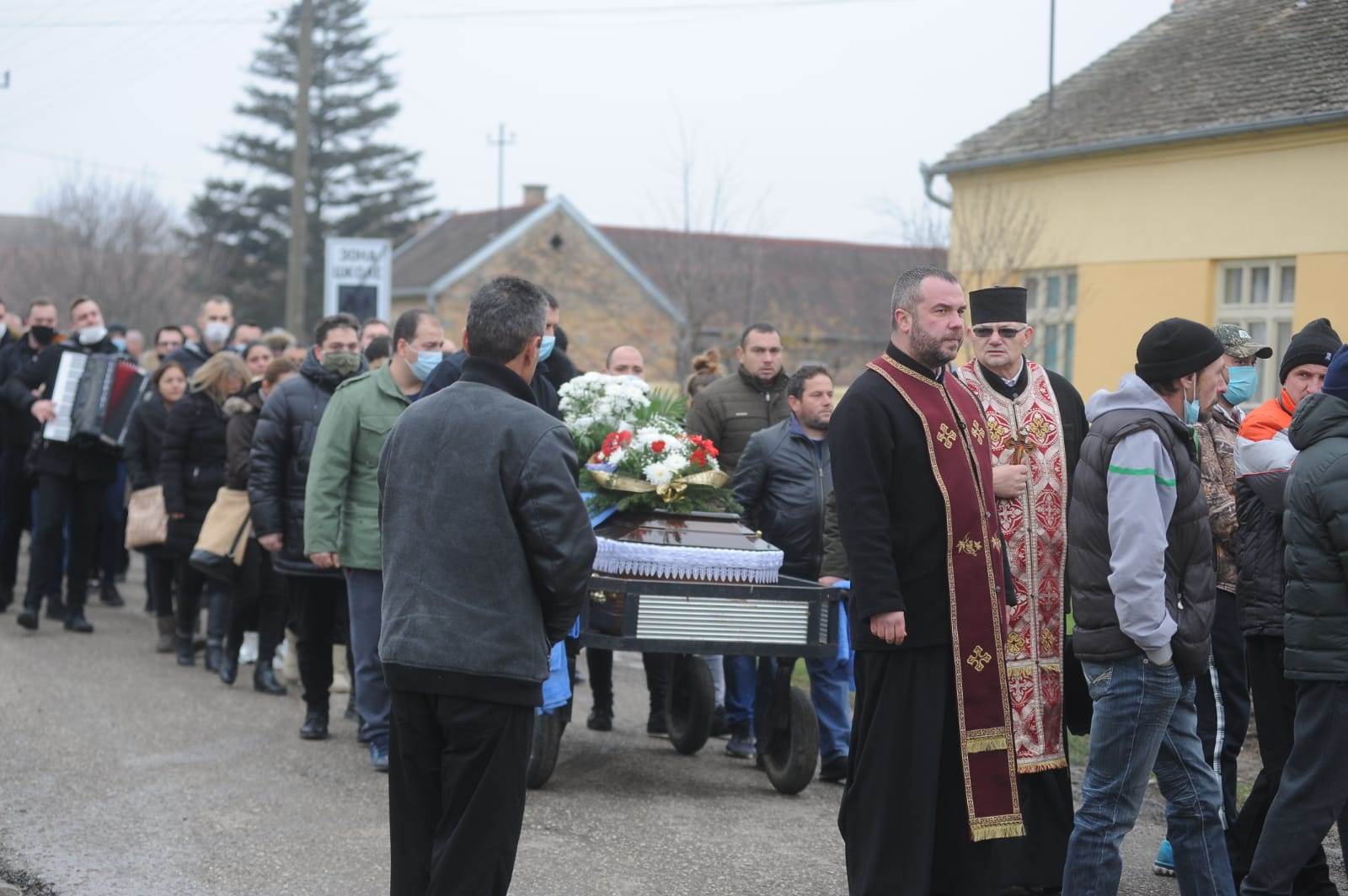 darko lazic grob oca milana u brestacu izgoreo