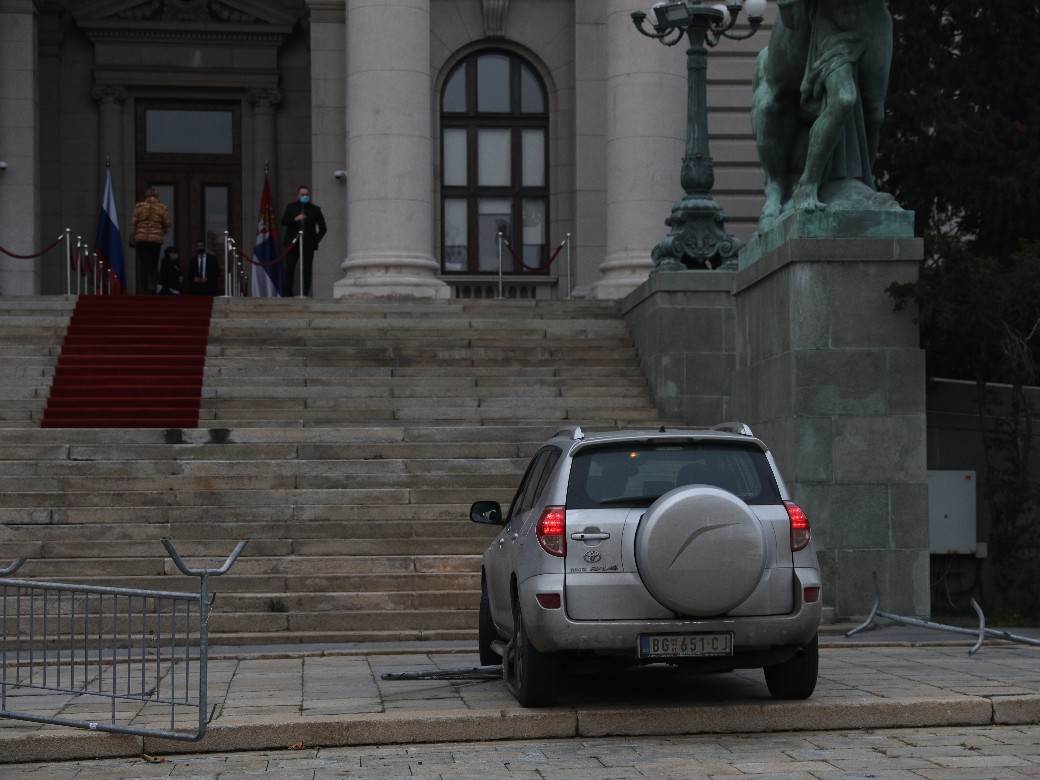 skupstina srbije autom probio obradu uhapsen teorije zavere globalisti