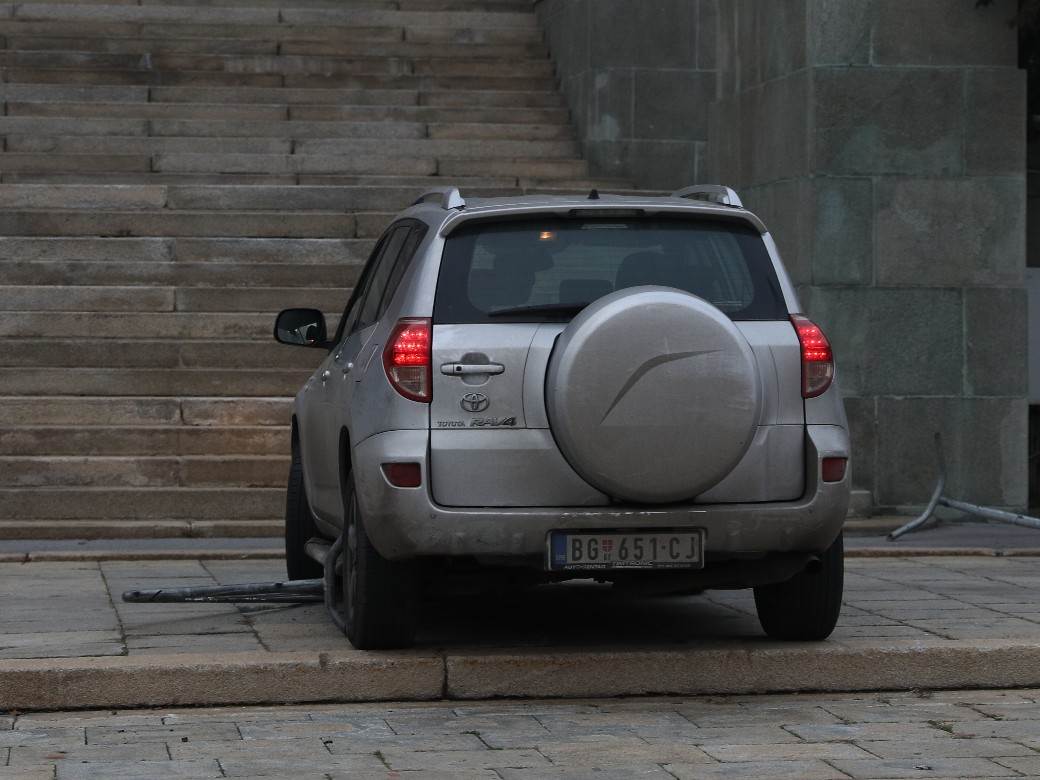 skupstina srbije autom probio obradu uhapsen teorije zavere globalisti