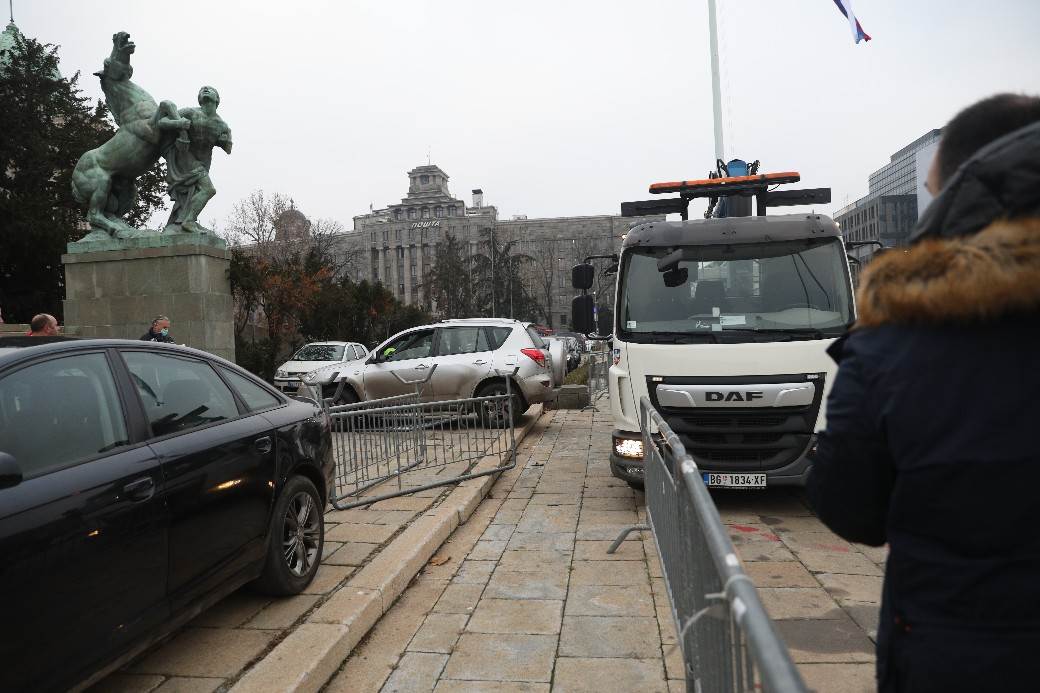 skupstina srbije autom probio obradu uhapsen teorije zavere globalisti