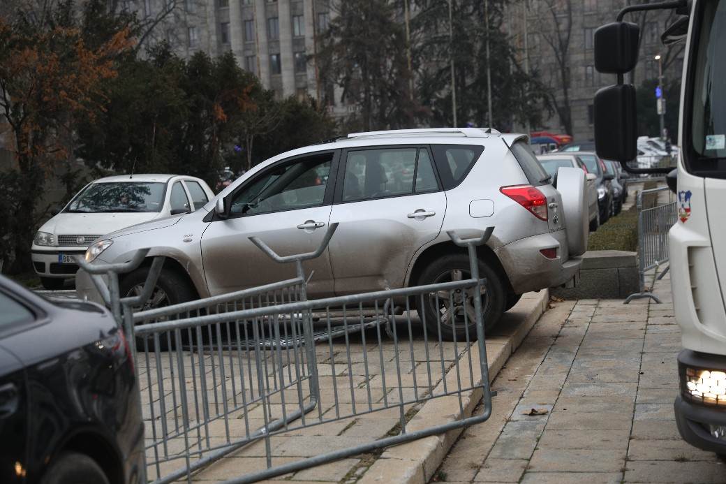 skupstina srbije autom probio obradu uhapsen teorije zavere globalisti