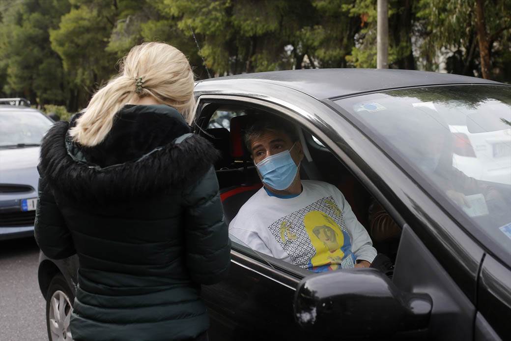 korona virus test automobil kovid ambulanta grcka atina fotografije