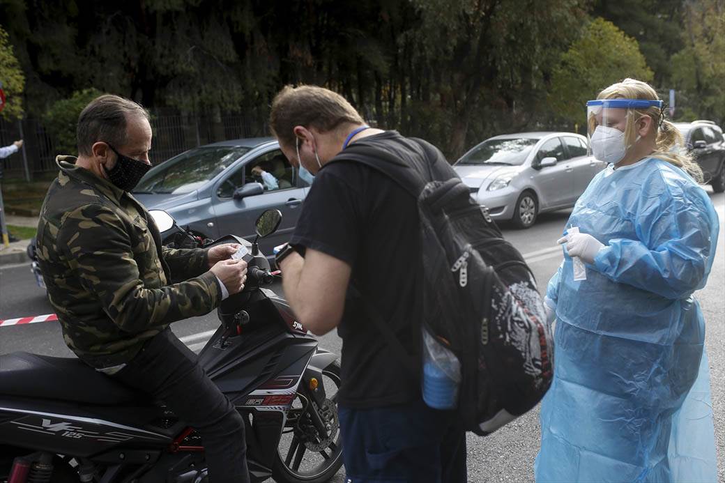 korona virus test automobil kovid ambulanta grcka atina fotografije