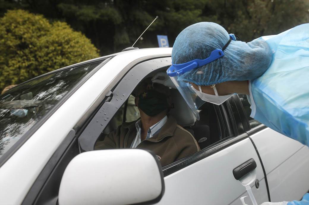 korona virus test automobil kovid ambulanta grcka atina fotografije