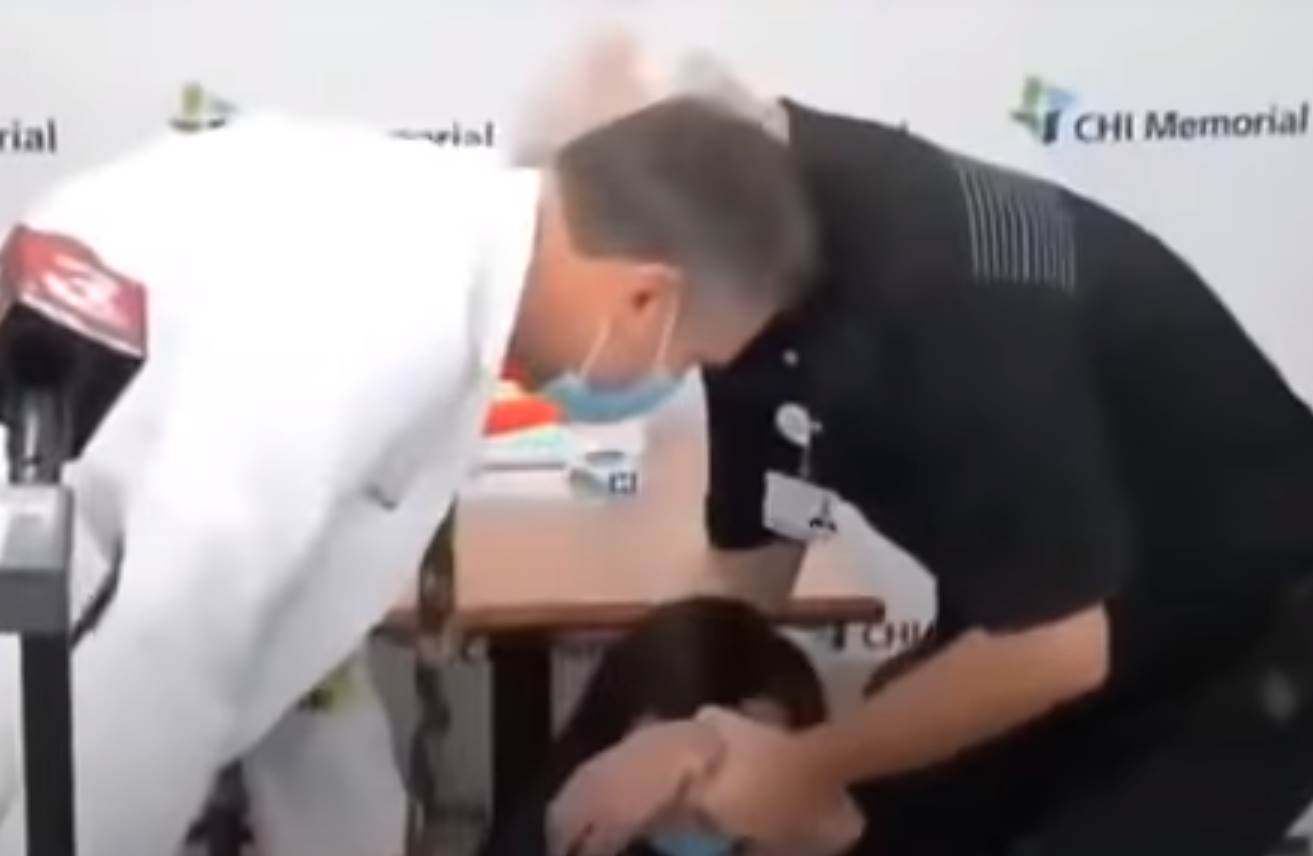 vakcina protiv korone zena se onesvestila posle vakcine video medicinska sestra pala u nesvest