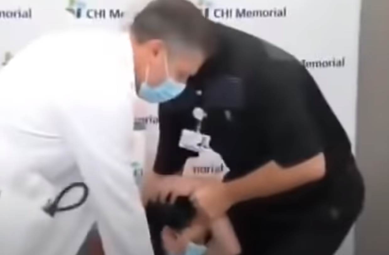 vakcina protiv korone zena se onesvestila posle vakcine video medicinska sestra pala u nesvest