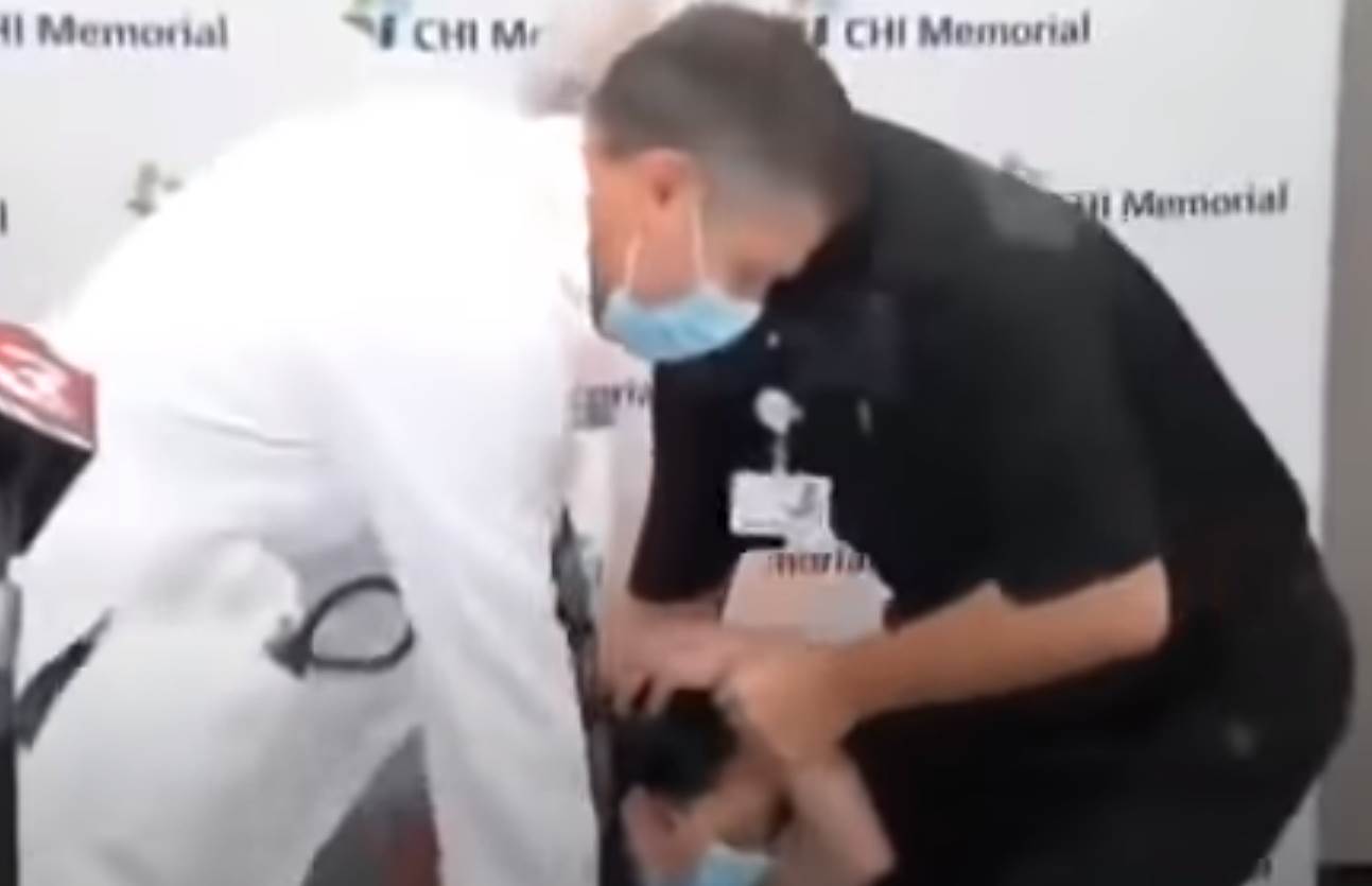 vakcina protiv korone zena se onesvestila posle vakcine video medicinska sestra pala u nesvest