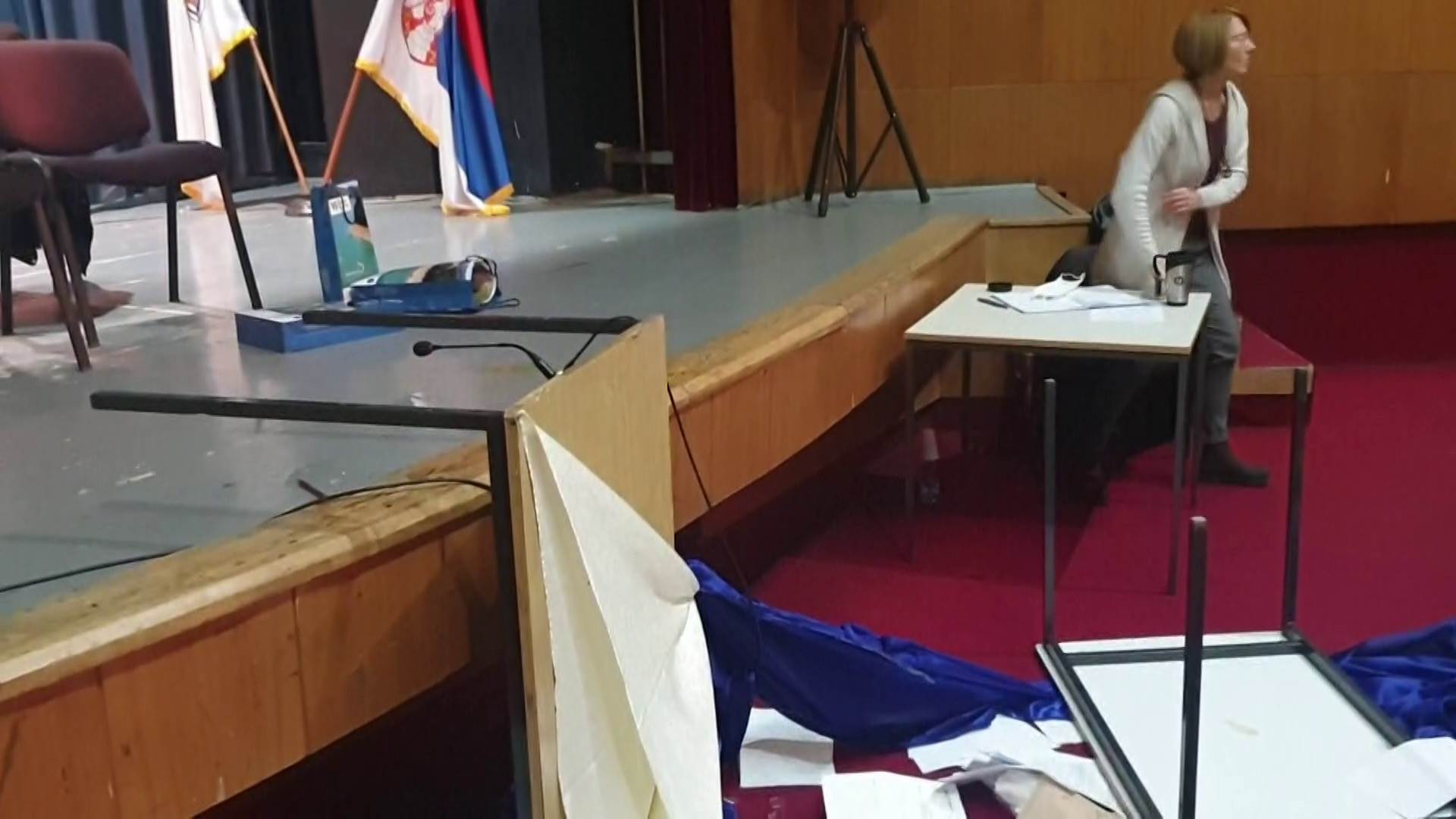 skandal nova varos skupstina odbornici lomili stolove lomili inventar policija dimitrije paunovic