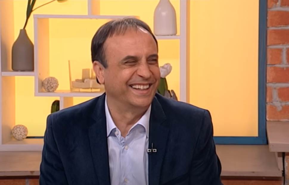 Beki Bekić uzgaja povrće na selu i snima pesmice za decu