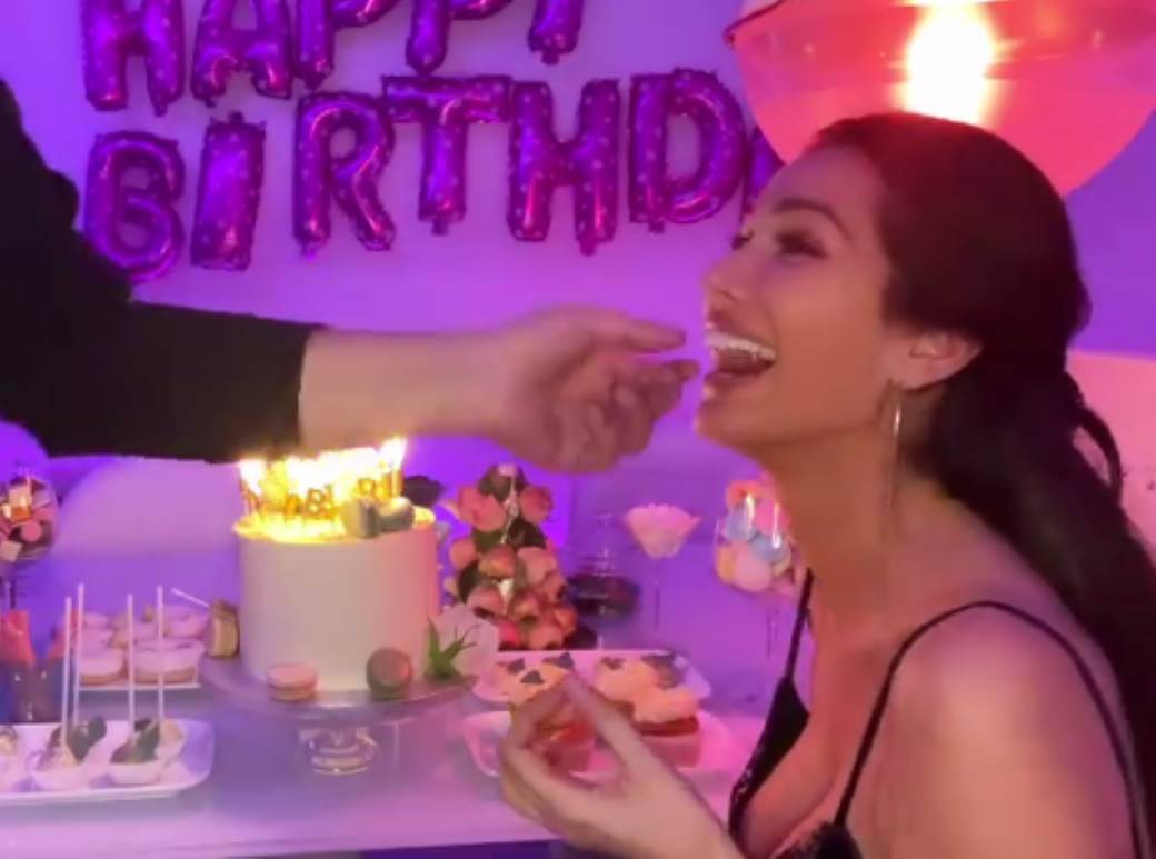 dzunior dzek nova devojka iva rodjendan cacka joj zube foto