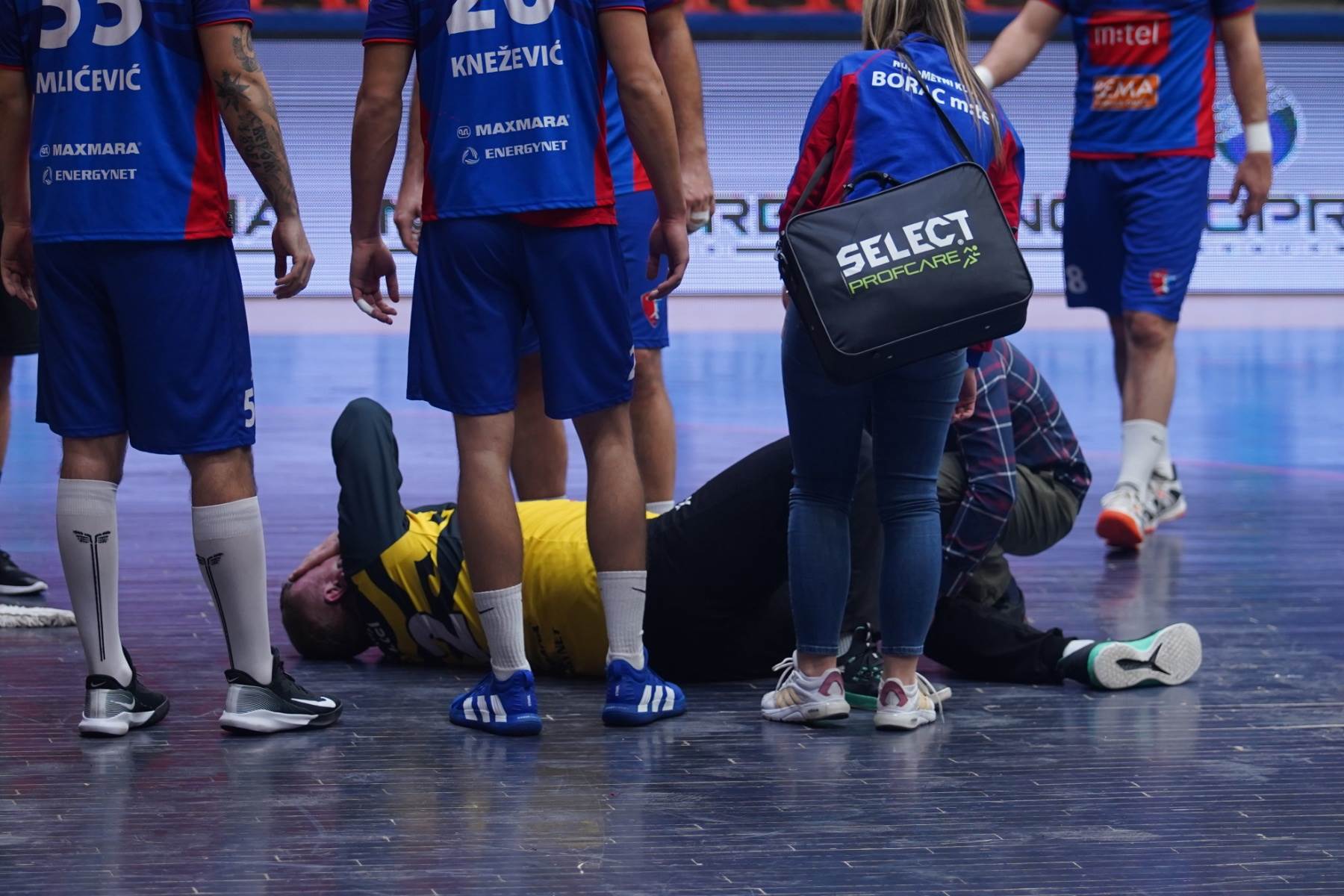 borac banjaluka rukomet kosovo transparent kosovo je srbija ispred hale