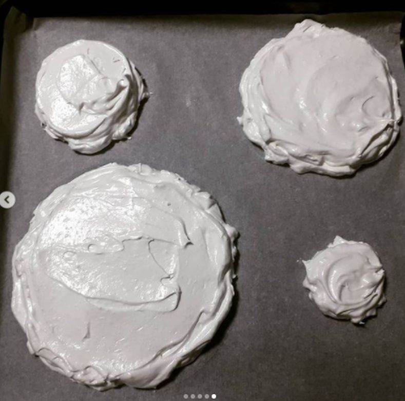 pavlova na sprat recepti u obliku jelke novogodisnje praznicne torte postupak pripreme foto