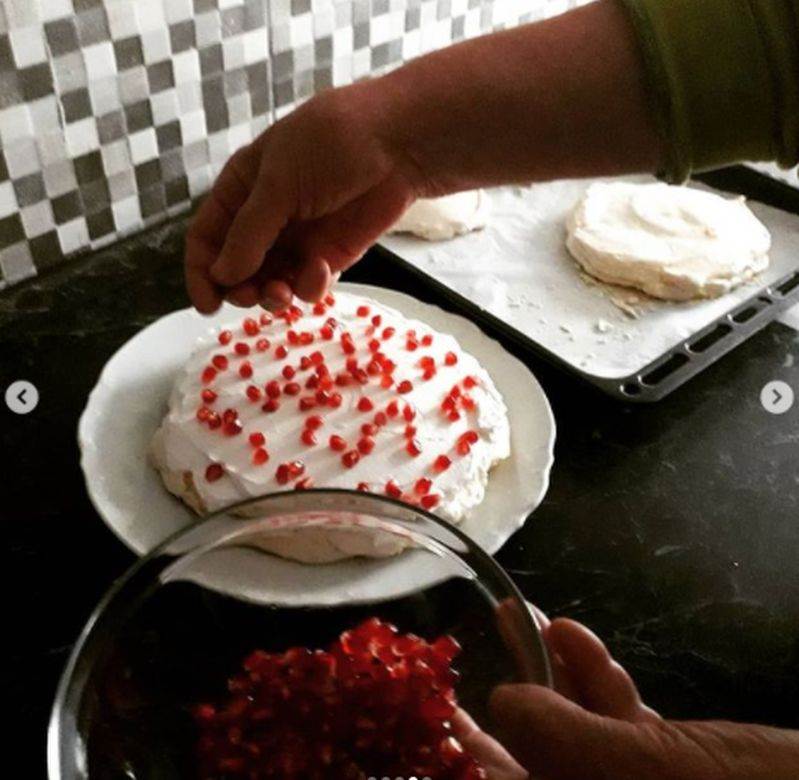 pavlova na sprat recepti u obliku jelke novogodisnje praznicne torte postupak pripreme foto
