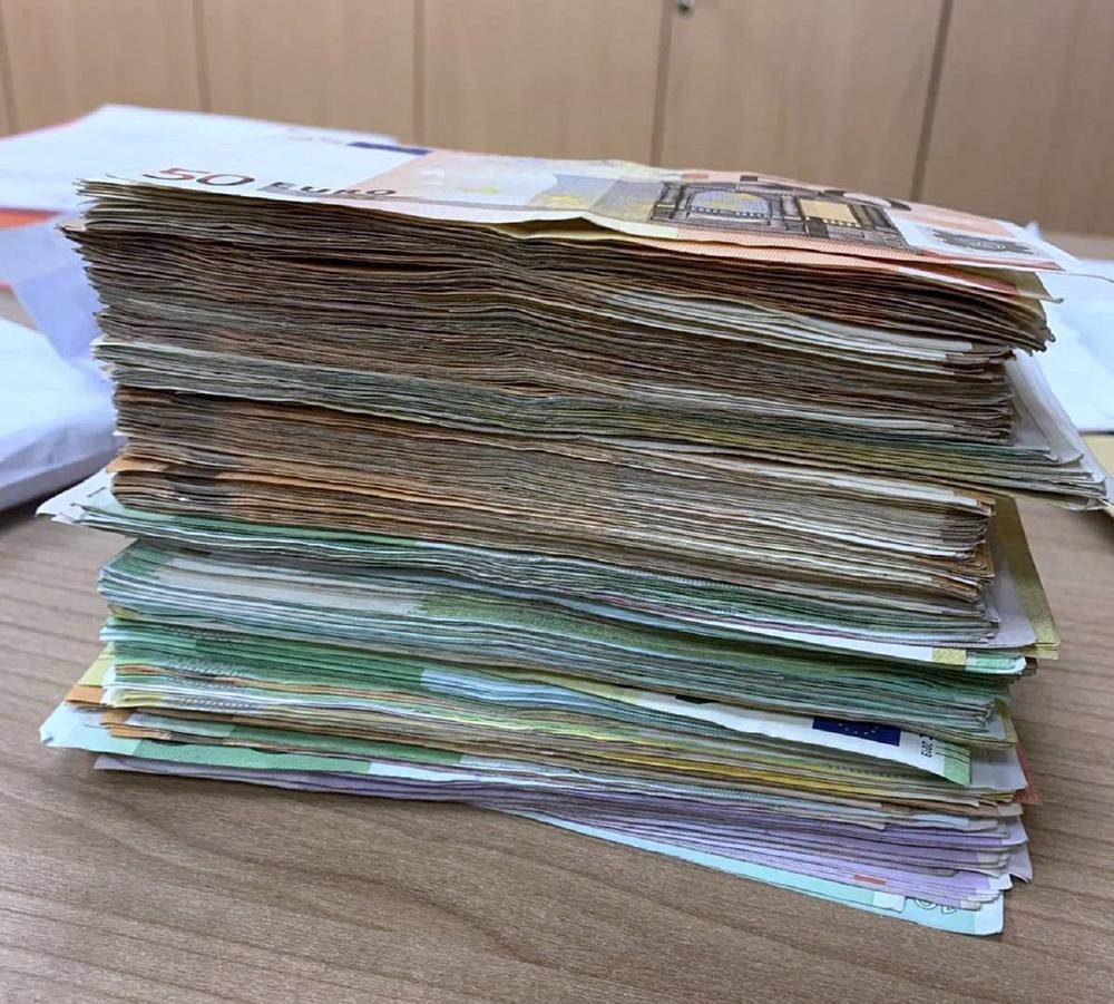 kelebija carinici carina krijumcarenje granica granicni prelaz kamion pare novac trenerka