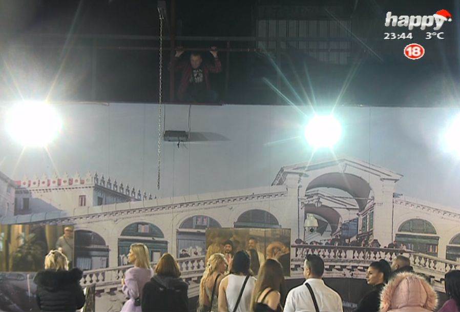 parovi drama popeo se na krov hoce da skoci