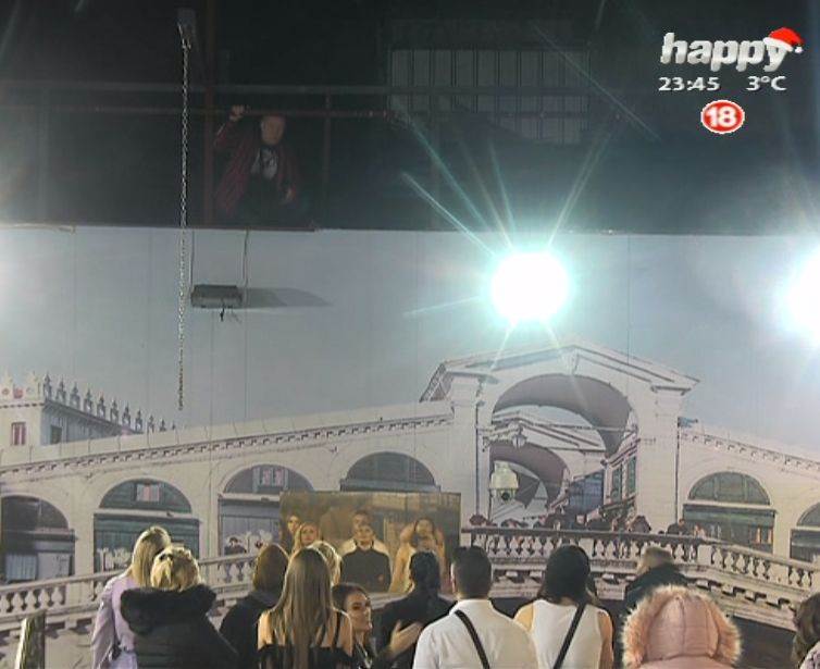 parovi drama popeo se na krov hoce da skoci