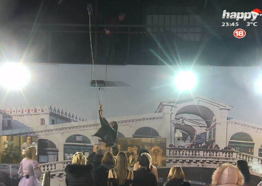 parovi drama popeo se na krov hoce da skoci