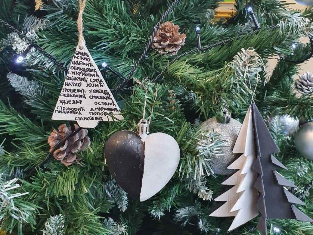 partizan jelke nova godina ukrasi crno-belo