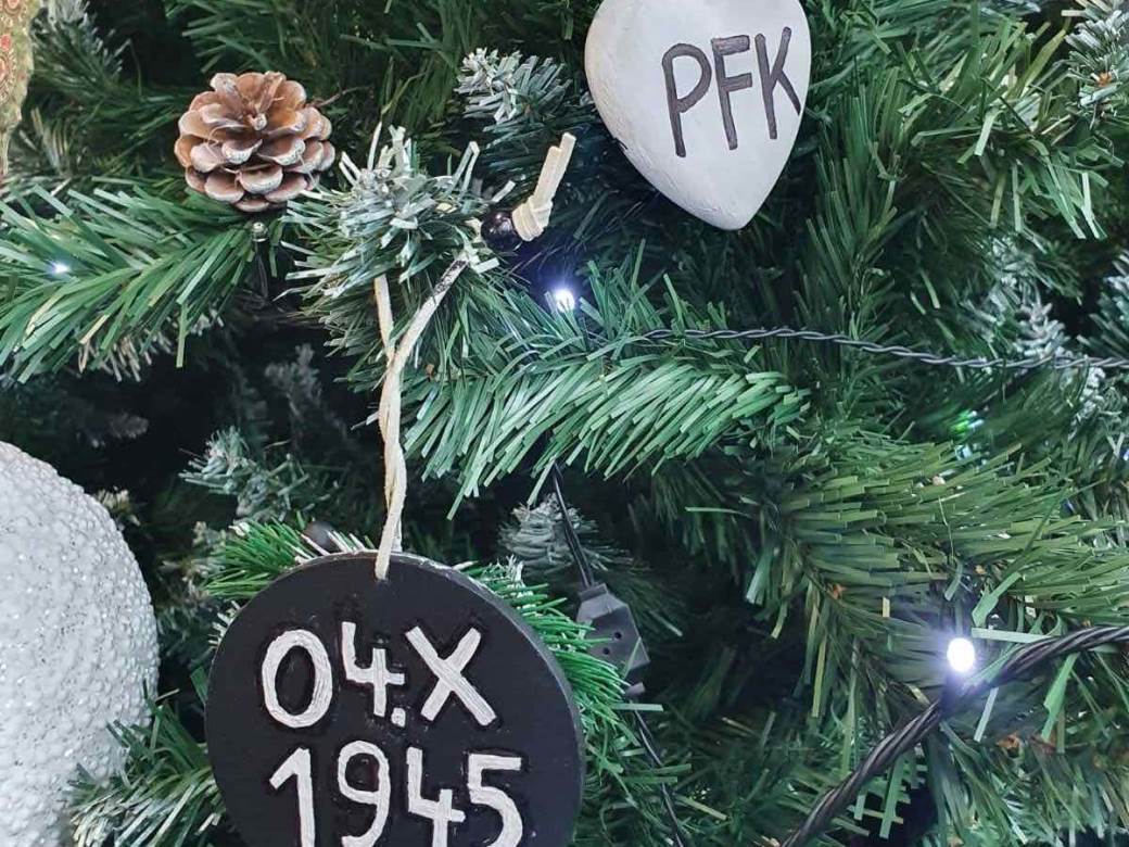 partizan jelke nova godina ukrasi crno-belo