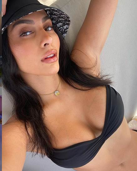 amanda trivizas u providnom donjem vesu seksi cica obline