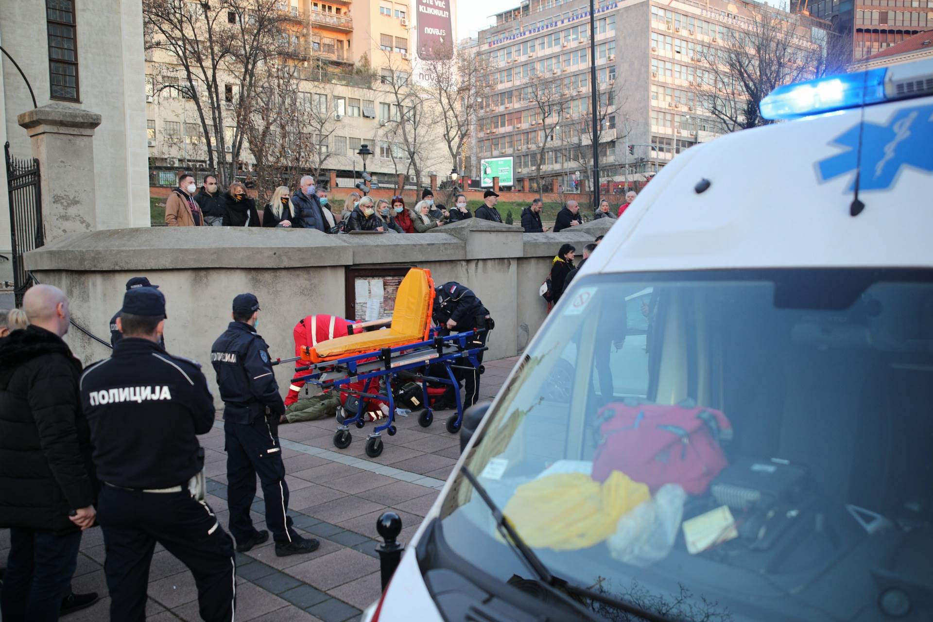 beograd reanimacija coveka nasred ulice preminuo