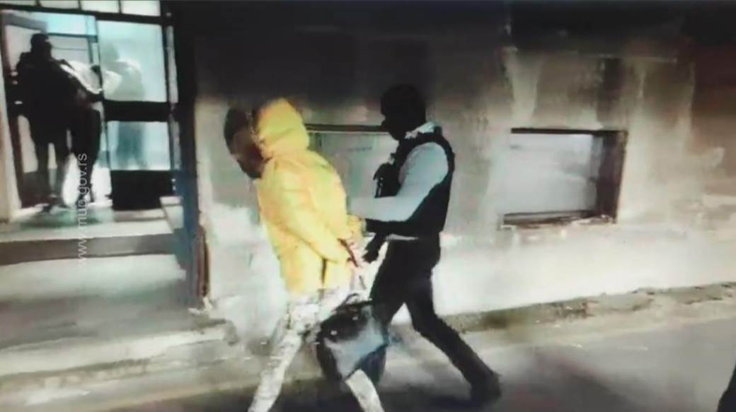 hapsenje pljacka zvezdara 100000 evra lazni policajci