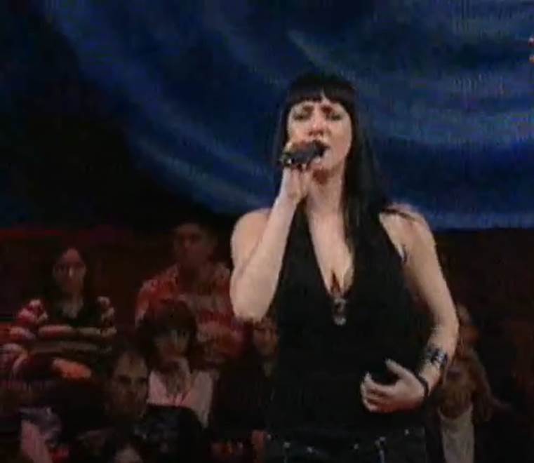 Sanja Stojanović pevala polugola pred popovima