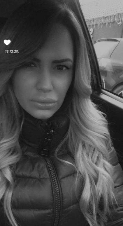 Sanja Stojanović pevala polugola pred popovima