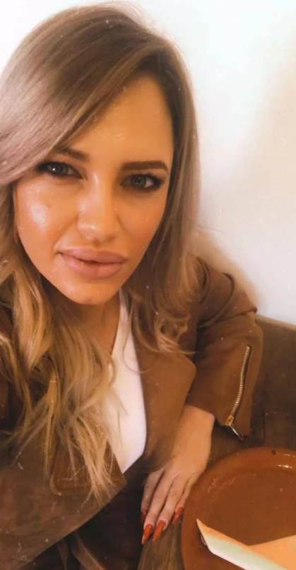 Sanja Stojanović pevala polugola pred popovima