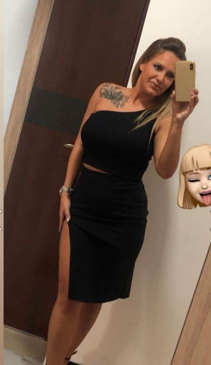 Sanja Stojanović pevala polugola pred popovima