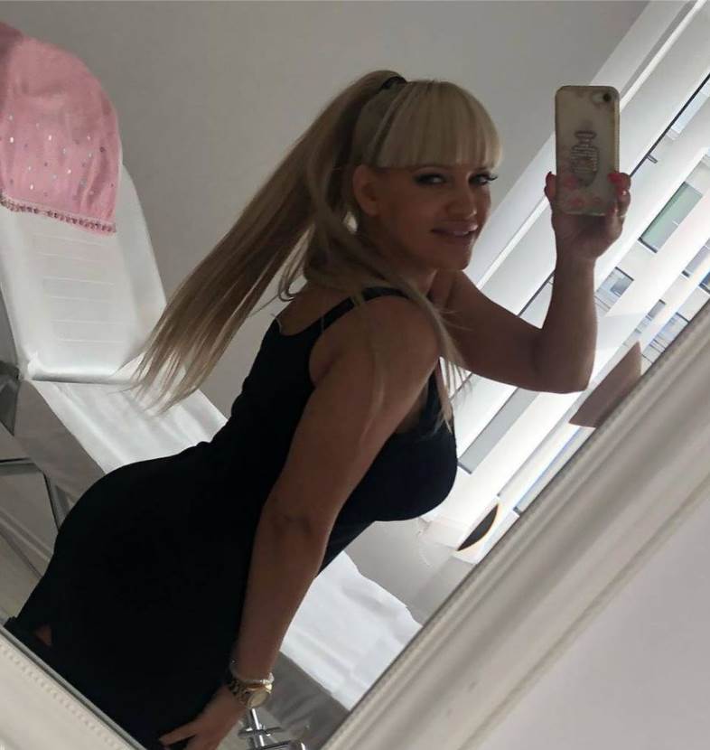 Sanja Stojanović pevala polugola pred popovima