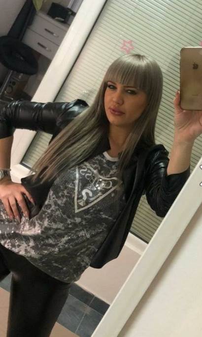 Sanja Stojanović pevala polugola pred popovima