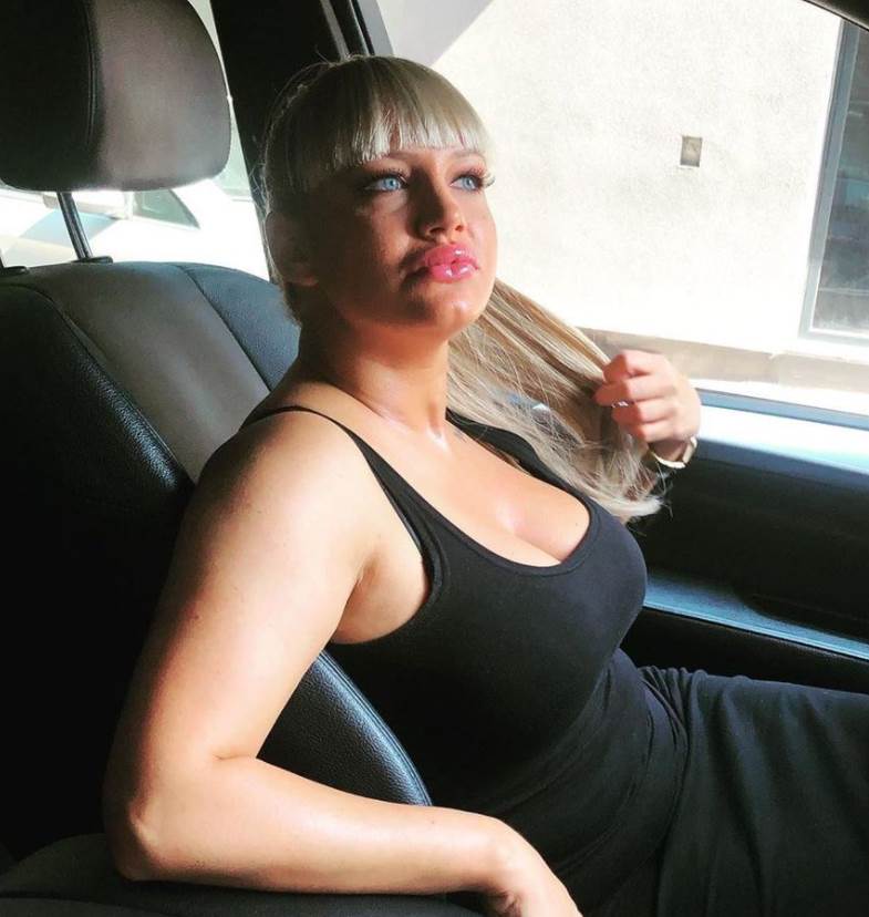 Sanja Stojanović pevala polugola pred popovima