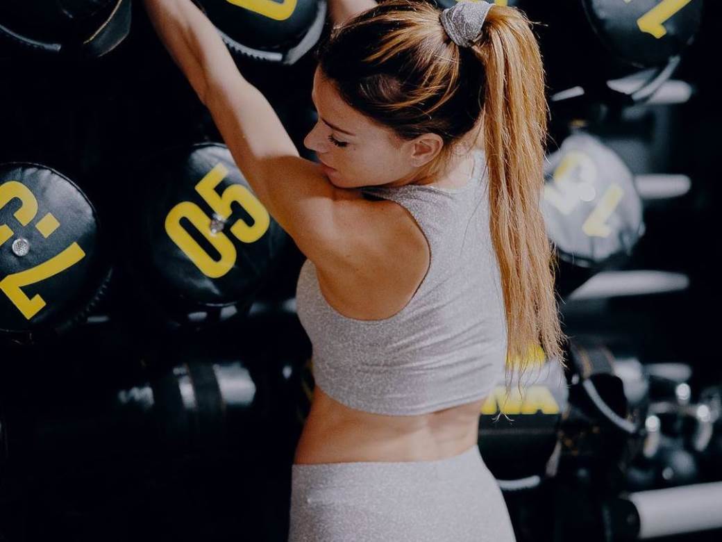 kamila djordji teniserka polugola skinula se cestitka bozic 