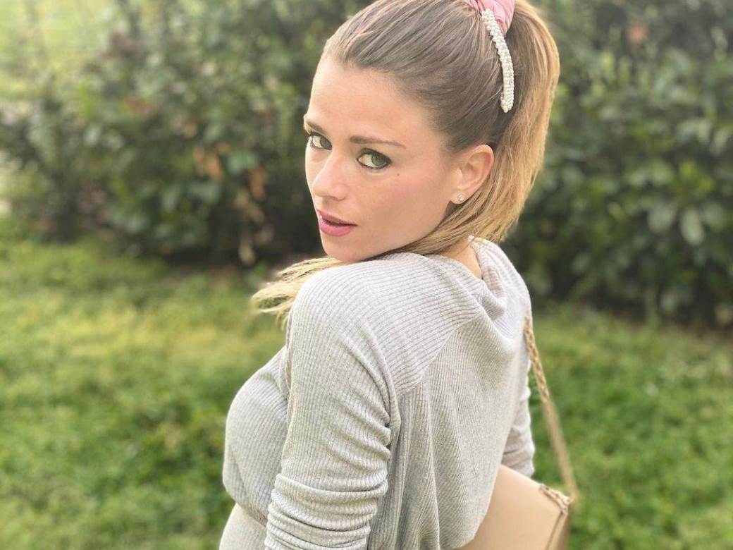 kamila djordji teniserka polugola skinula se cestitka bozic 